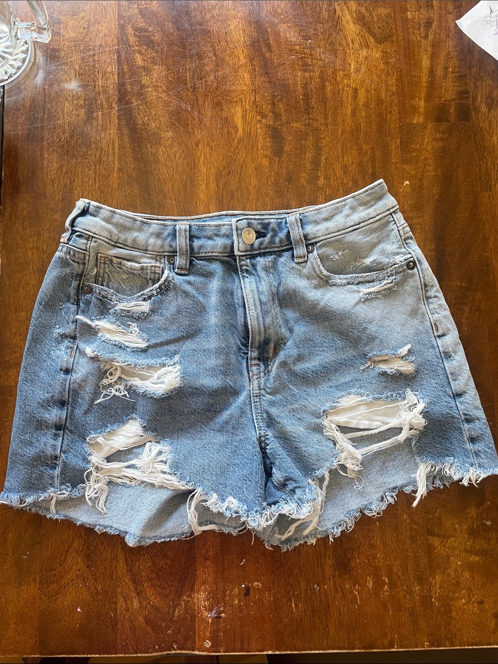 American Eagle Distressed Denim Shorts Light Wash Hi Rise Mom Shorts Sz 4